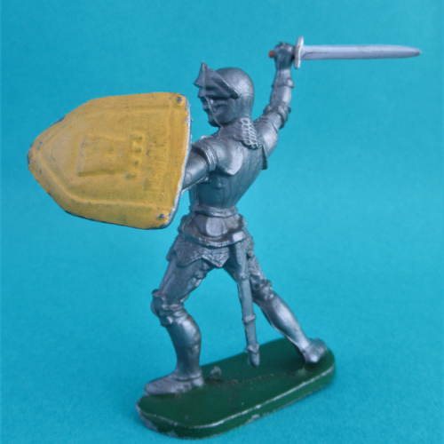 01. Chevalier en armure attaquant avec épée et bouclier.